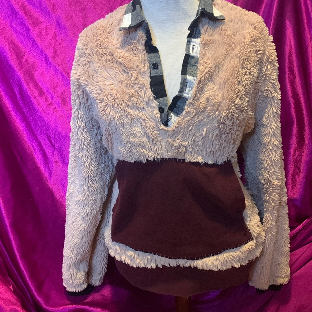 Adorable comfy unique sweater with pocket. Patch on side. Super super so…